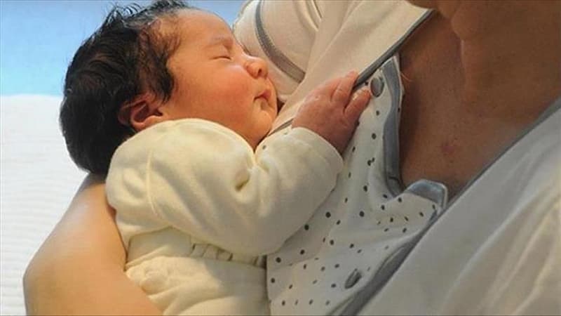 نساء يمتنعن عن عملية الرضاعة الطبيعية