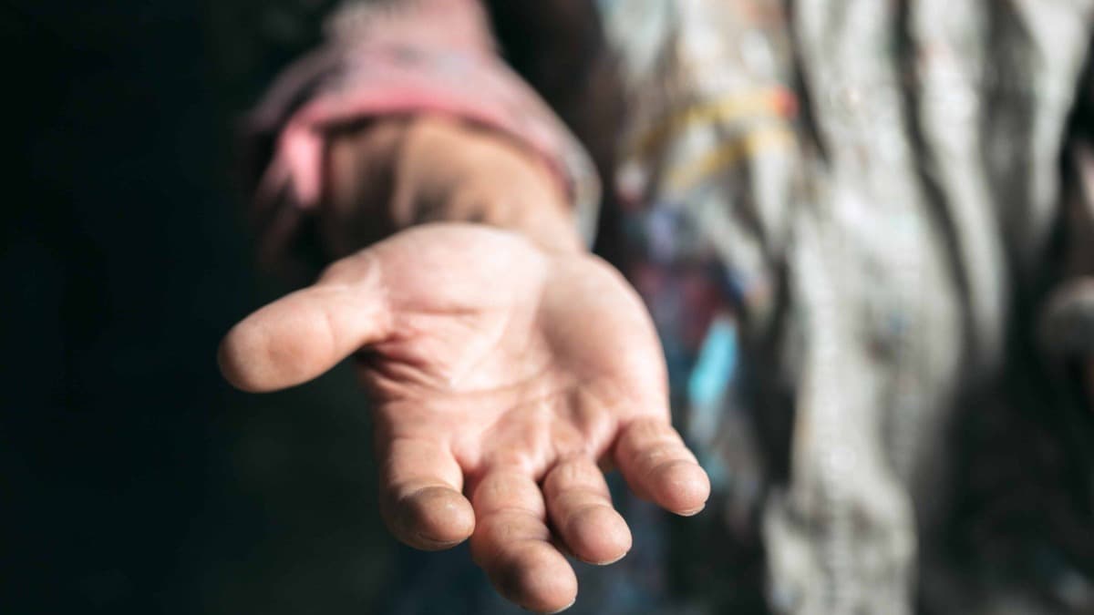 اللهم إني أعوذ بك من الكُفر والفَقر