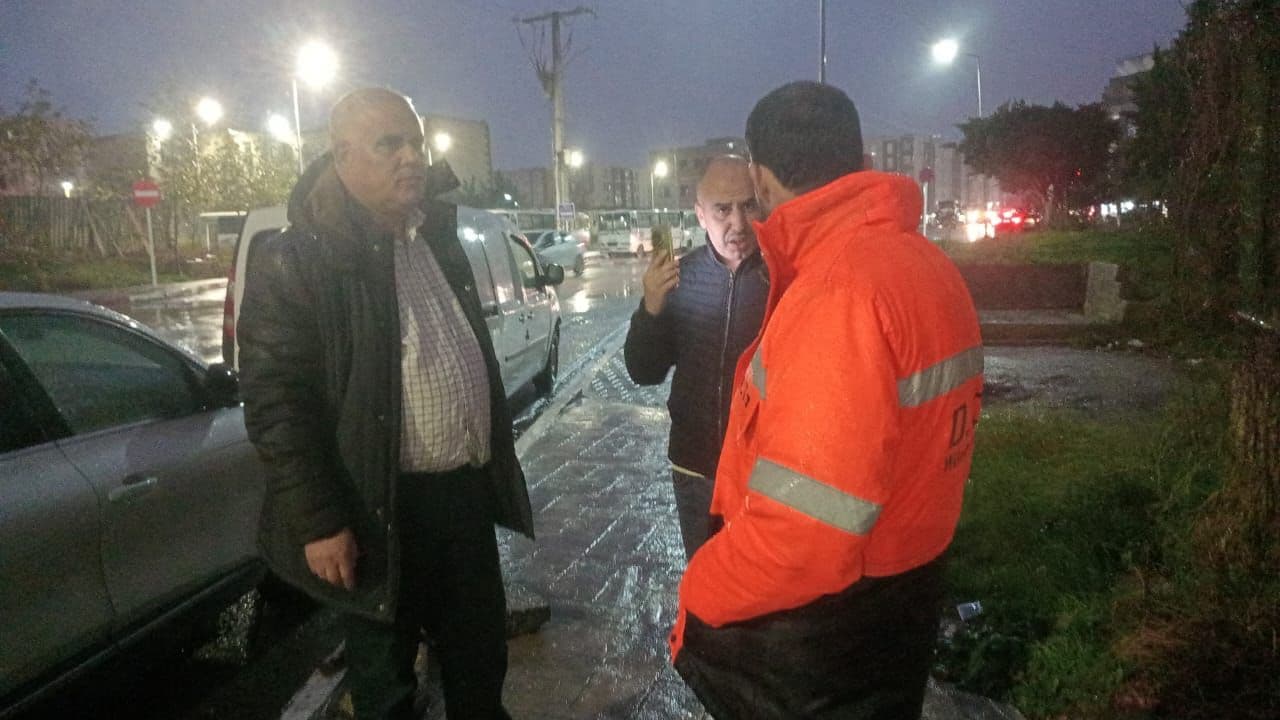 متابعة مخلفات تسرب الأمطار بشوارع وطرقات الرويبة