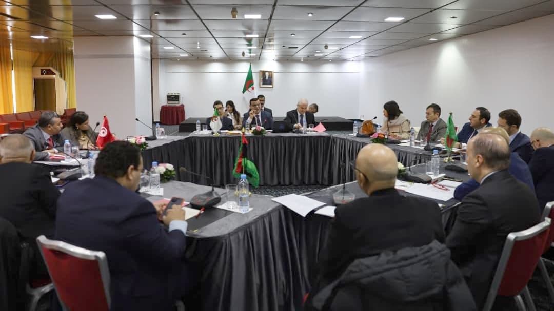 العودة الطوعية للمهاجرين غير النظاميين نحو بلدانهم محور اجتماع للجنة التوجيهية الرباعية بالجزائر